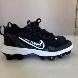 Nike Kids Black and White Athletic Cleats